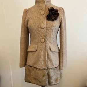 BEAUTIFUL RYU COAT. FAUX FUR TRIM ON BOTTOM. REMOVABLE FLOWER PIN.